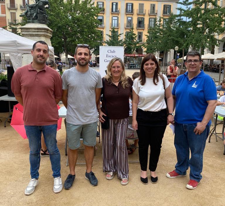 Regidors de l'ajuntament i els representants de Girona Centre i d'Escacs Gerunda posen per a la fotografia