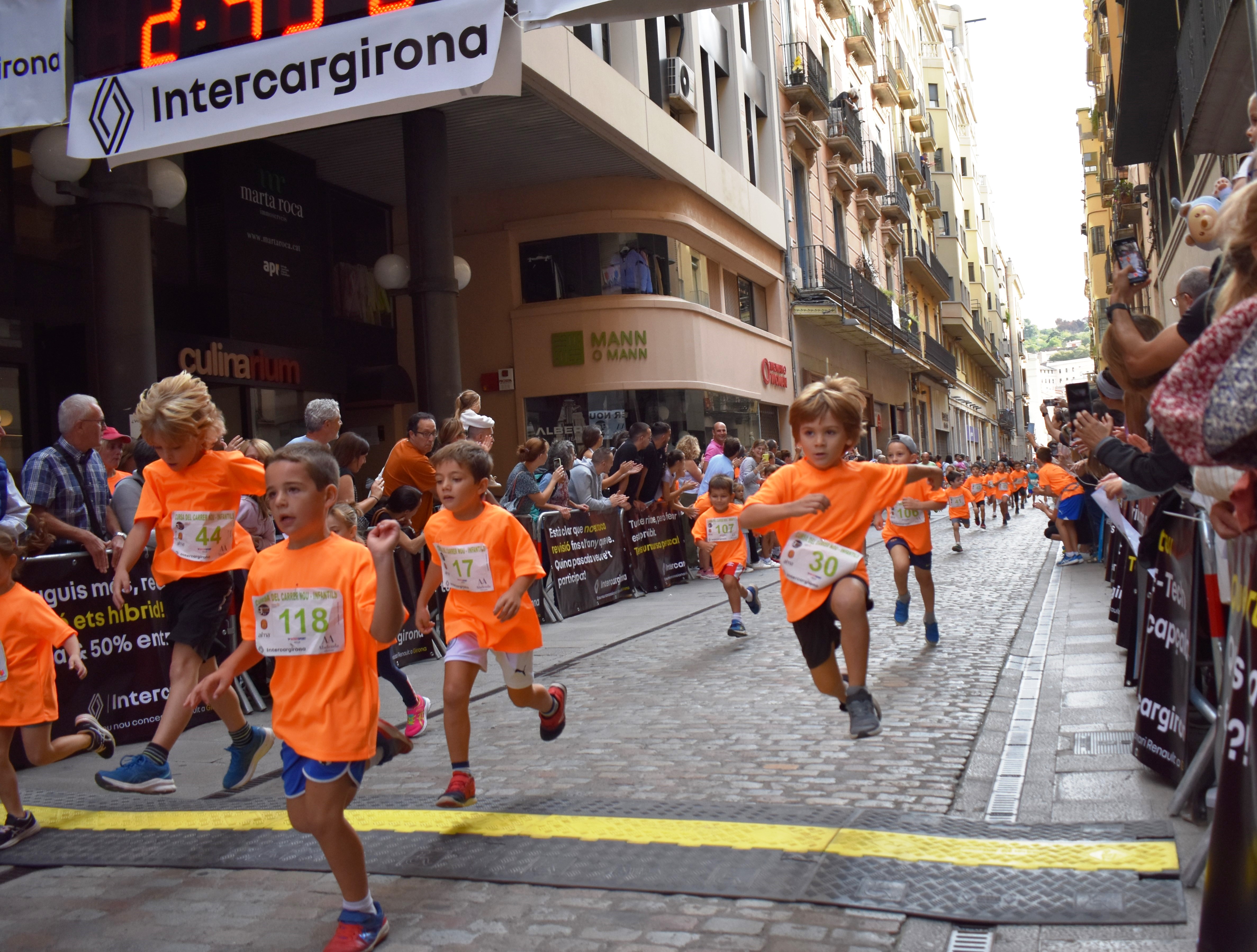 Moment d'una de les curses infantils a la seva arribada a la meta