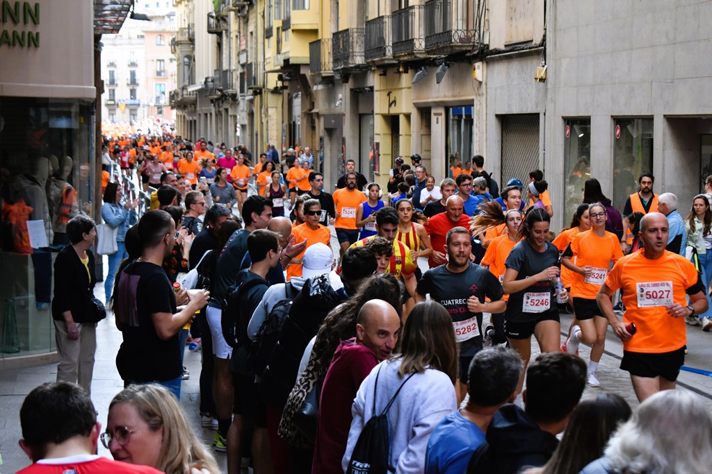 Segona volta de la prova dels 5 km en el seu pas pel carrer Nou