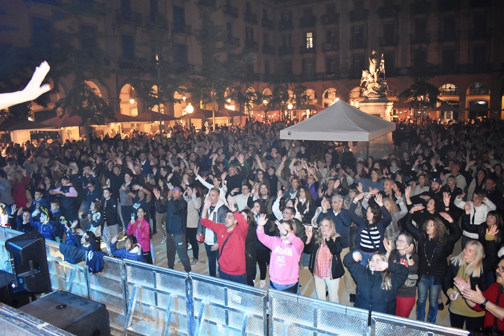 L'orquesta ha fet ballar i saltar la gent durant un oncert de tres hores. Moment del concert