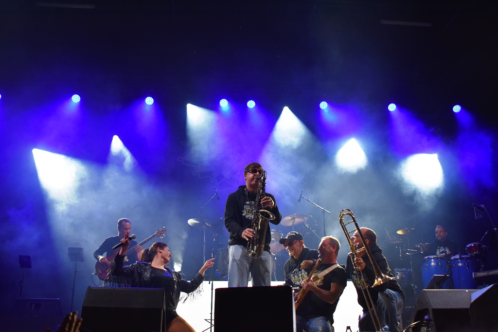 L'orquesta ha fet ballar i saltar la gent durant un oncert de tres hores. Moment del concert