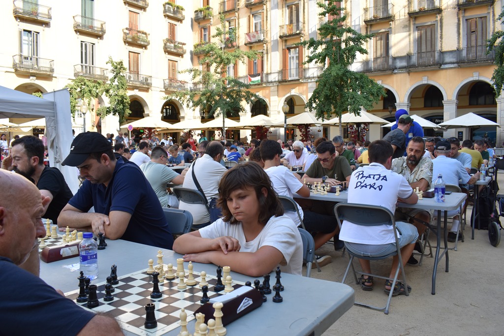 Gent jugant a escacs en una plaça