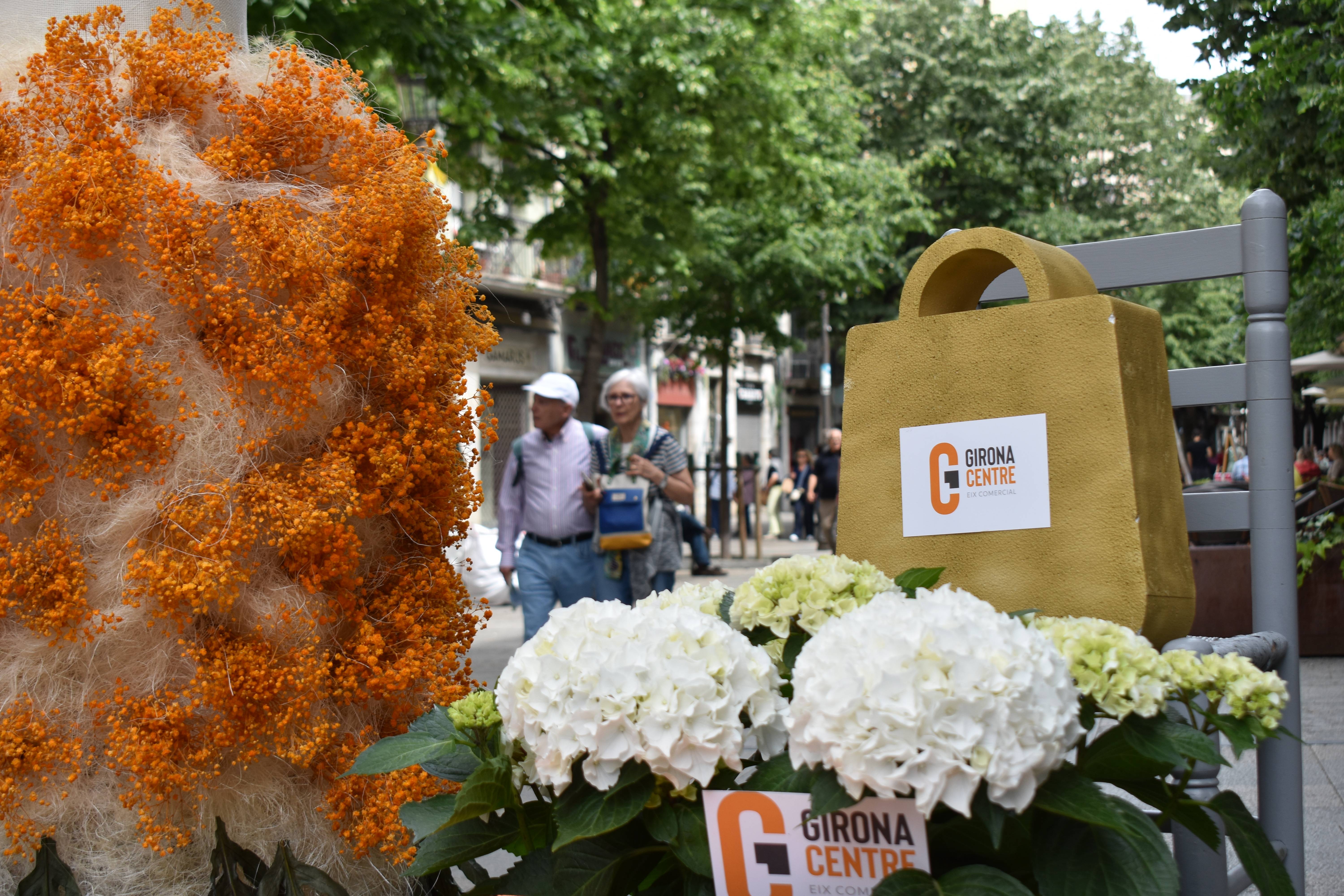 Muntatge Temps de Flors. Detall hortènsies i bossa amb logotip de Girona Centre