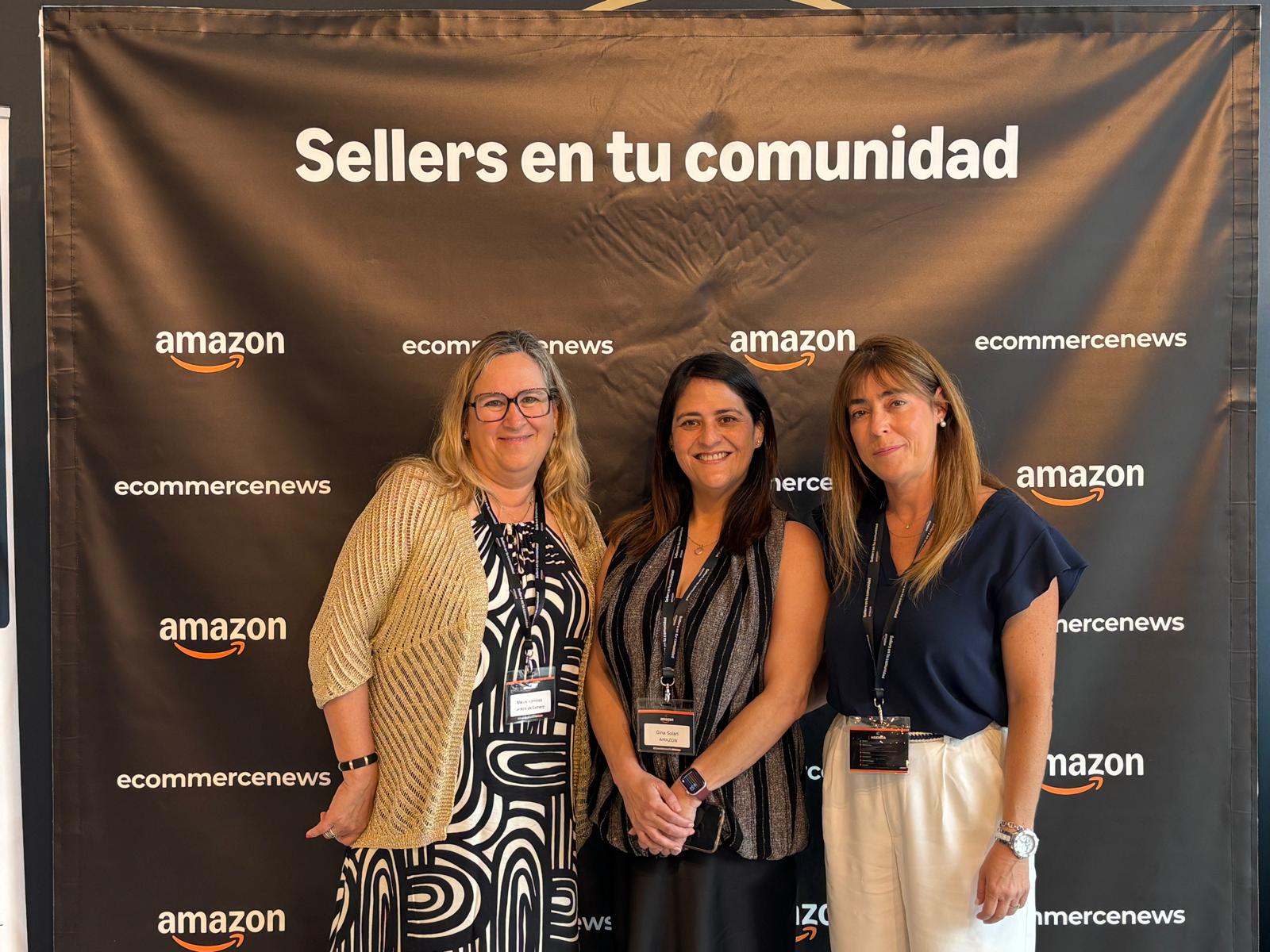 Membres de Girona Centre Eix Comercial i Amazon davant de photocallmostren la imatge de campanya, a la plaça Miquel Santaló.