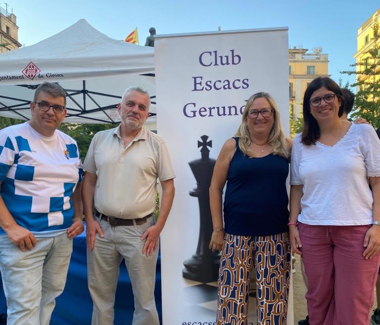 Quatre persones davant roll up del club