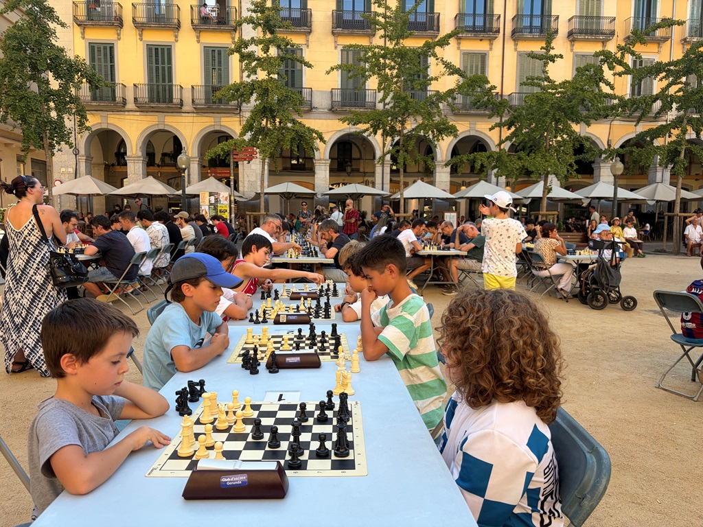 Jugadors infantils en primer pla i fons