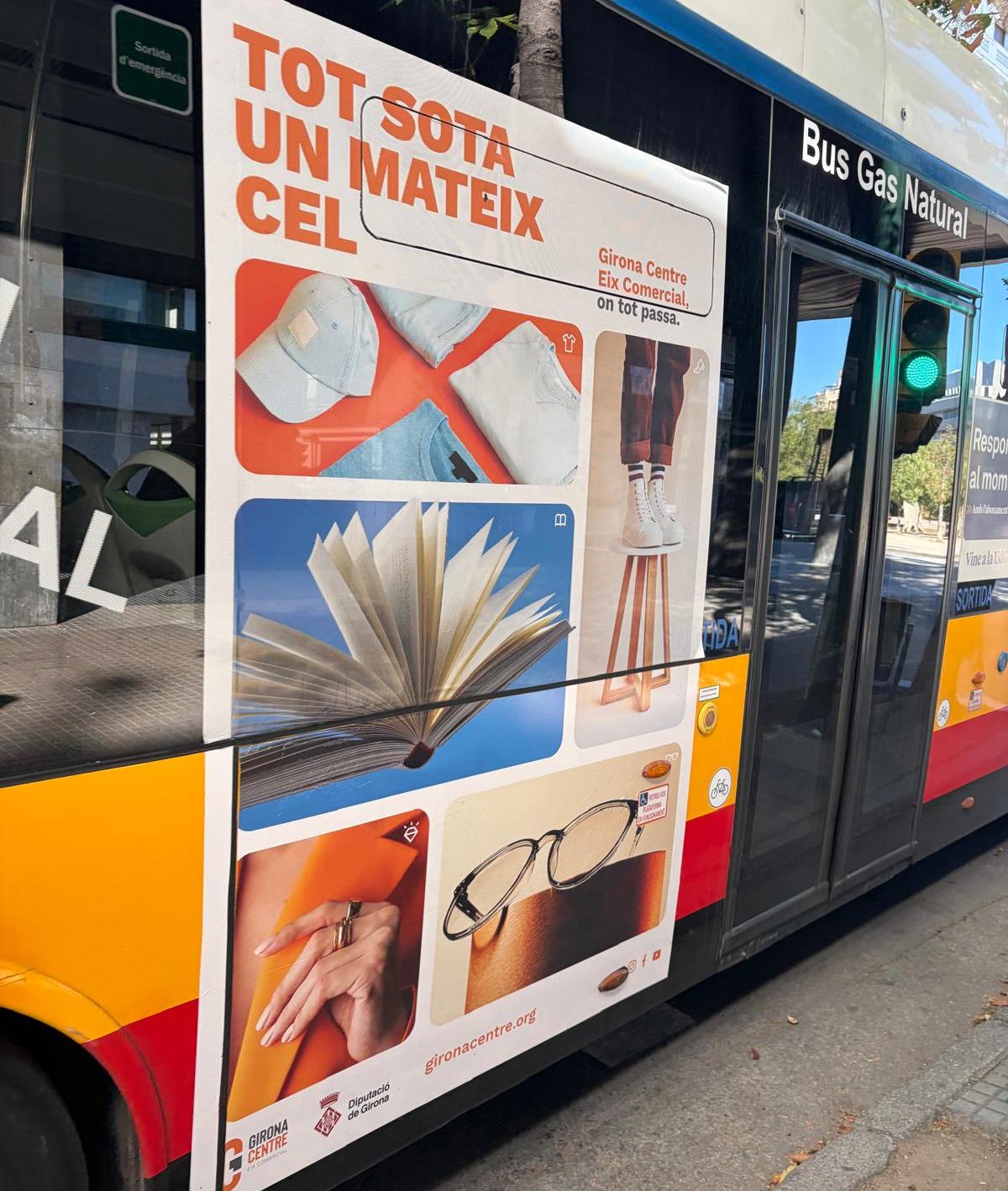 Autobús parat amb la imatge de campanya