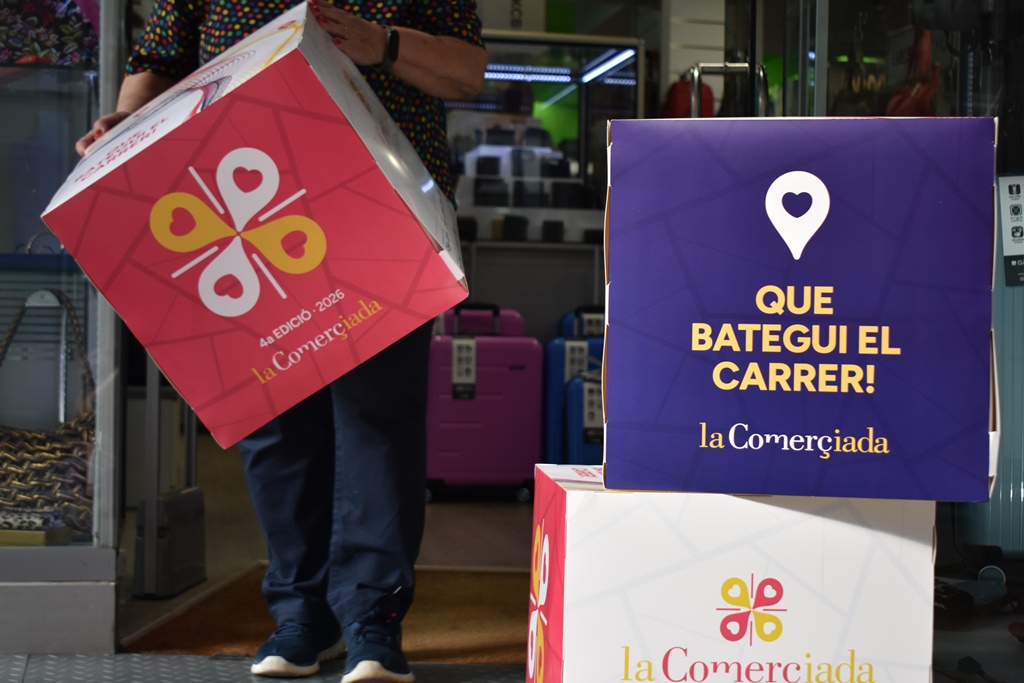 un comerciant col·locant els cubs de campanya