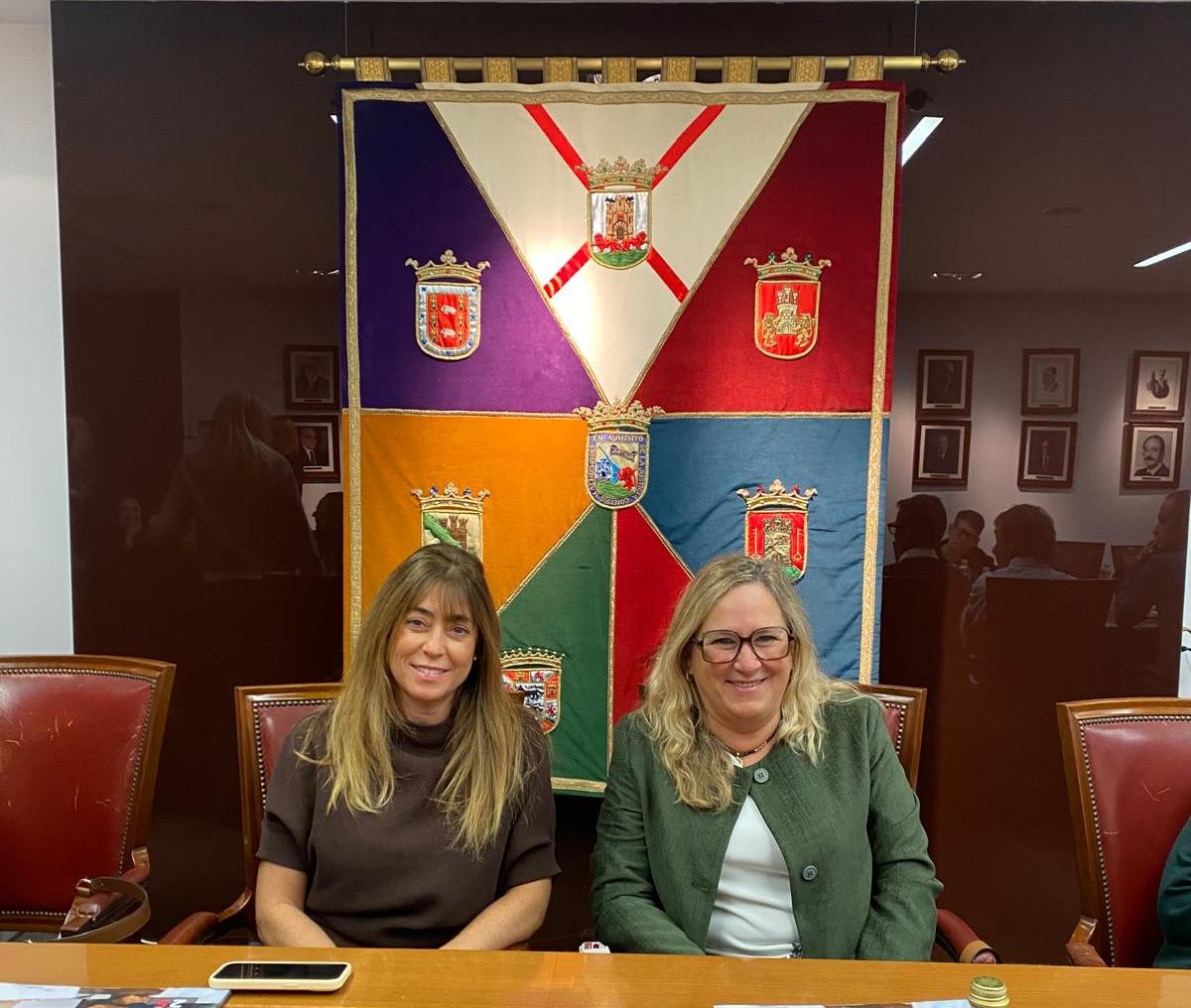 Gerenta i presidenta mirant de front a la taula de treball
