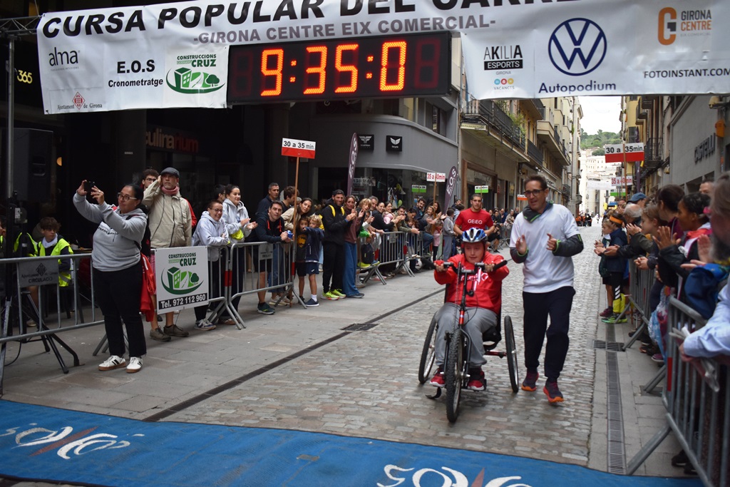 La cursa de tothom: Participant amb cadira de rodes arribant a la meta
