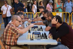 La festa d'estiu dels escacs torna a fer bullir la plaça de la Independència de Girona