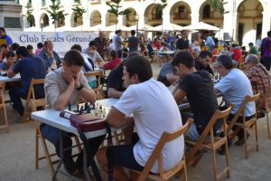 La festa d'estiu dels escacs torna a fer bullir la plaça de la Independència de Girona