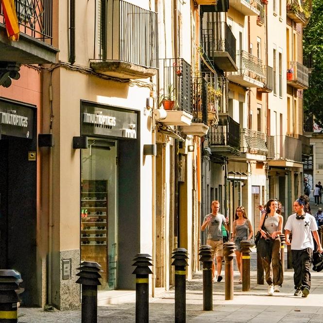 El carrer Santa Clara de Girona amb ambient de rebaixes d'estiu