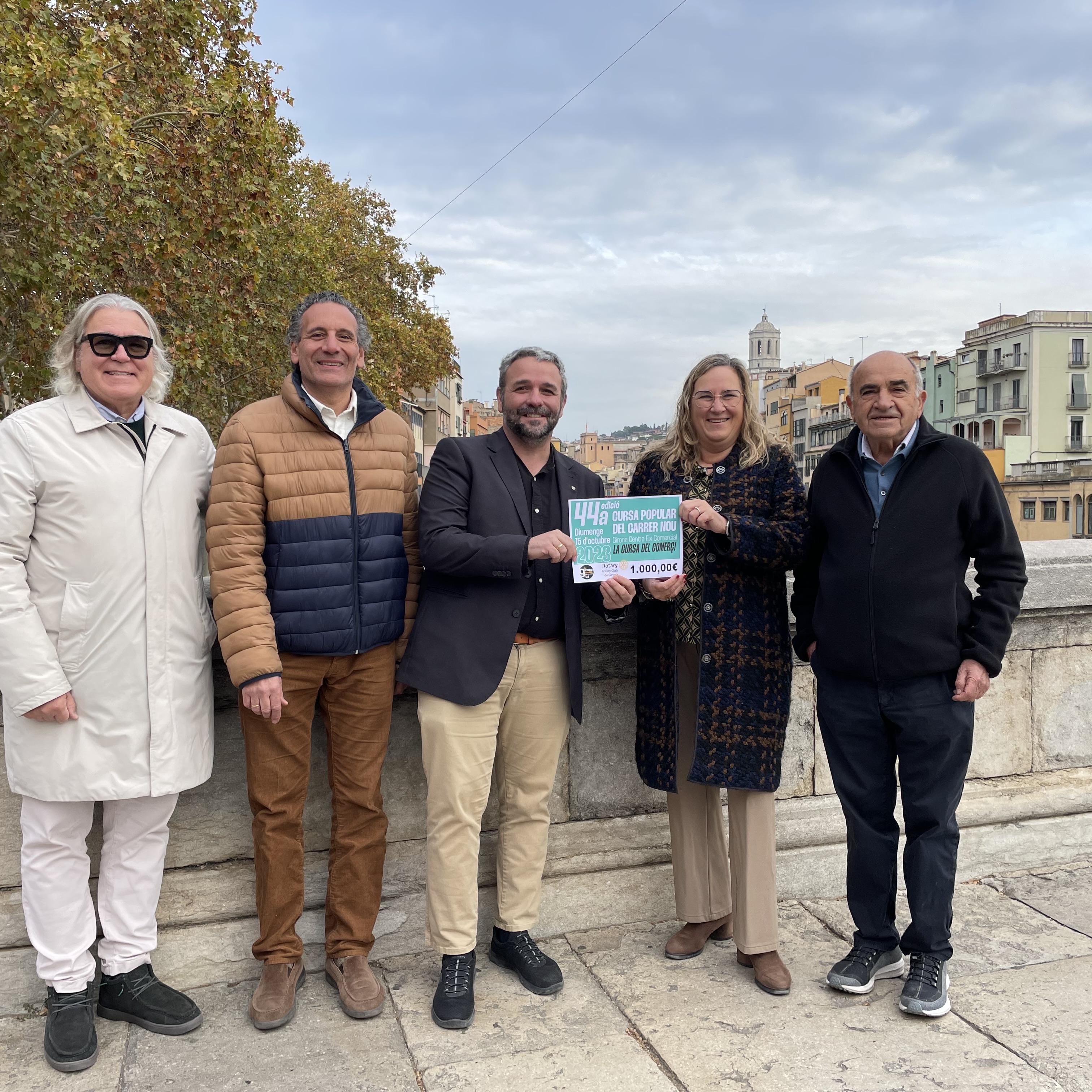 D’esquerra a dreta: Quim Gubau, Olivier Domanico, Toni Cruz (Rotary Club), Mercè Ramírez de Cartagena i Josep Maria Noguer, en l’acte d’entrega, al pont de Pedra de Girona. 