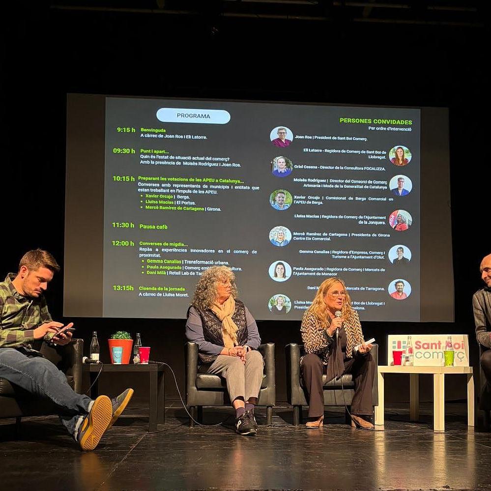 Quatre ponents a l'escenari, asseguts amb cadires, durant el moment 