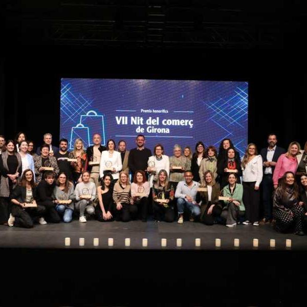 Foto de família dels premiats i representants de l'ajuntament