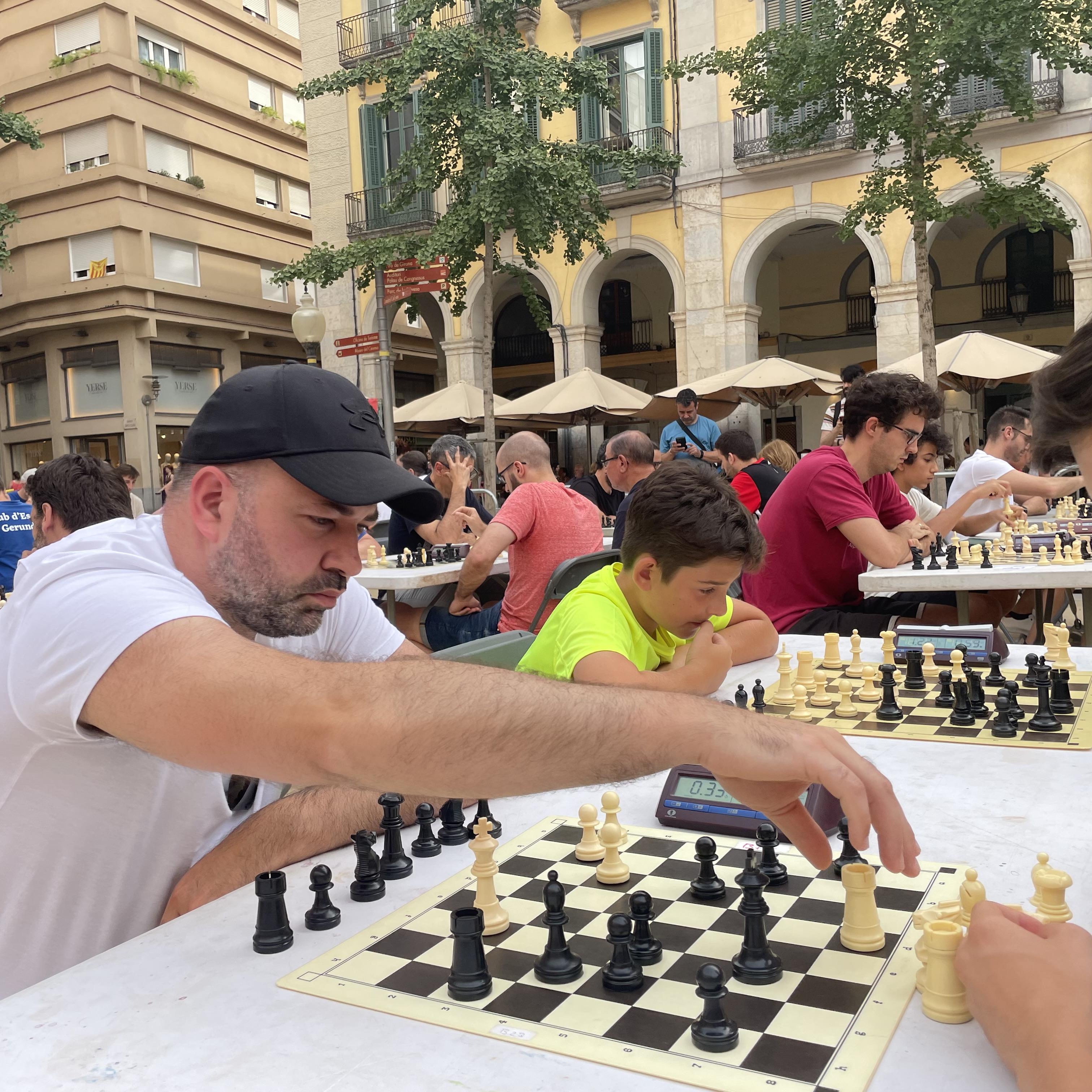 Taula de persones jugant a escacs