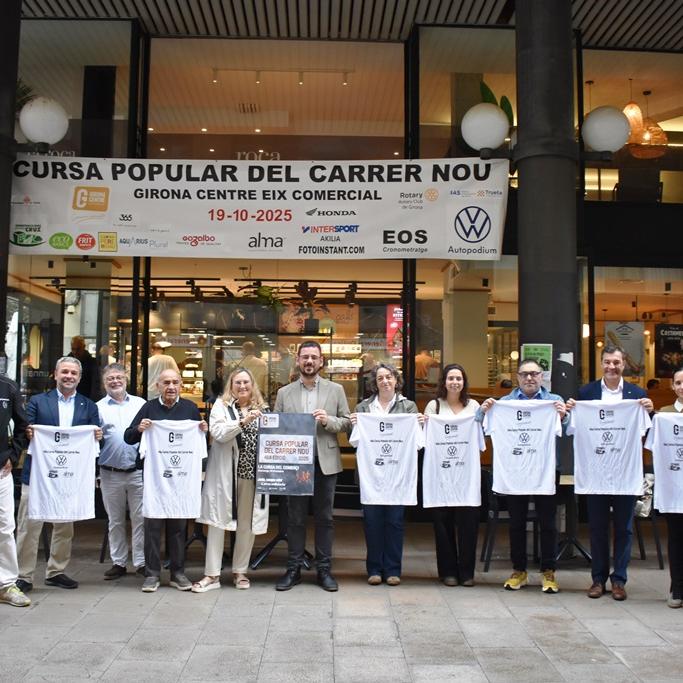 Representants de Girona Centre, l'alcalde de la ciutat, patrocinadors i dels hospitals mostren el cartell de la 46a edició i la samarreta 2025