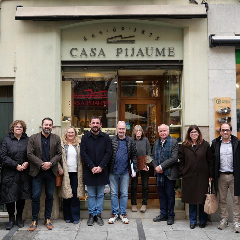 Homenatge a casa Pijuame davant la botiga