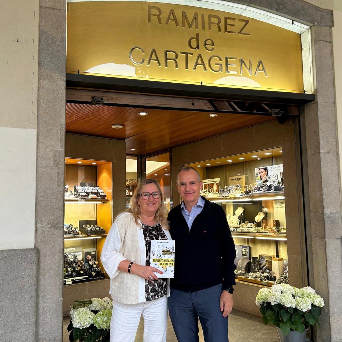 Joaquim Deulofeu amb Mercè Ramírez de Cartagena mostrant el seu llibre