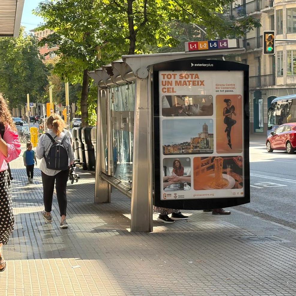 Marquesina amb la imatge de campanya al carrer Jaume I