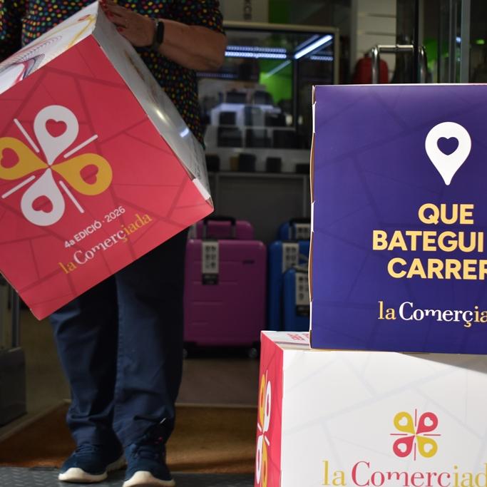 un comerciant col·locant els cubs de campanya