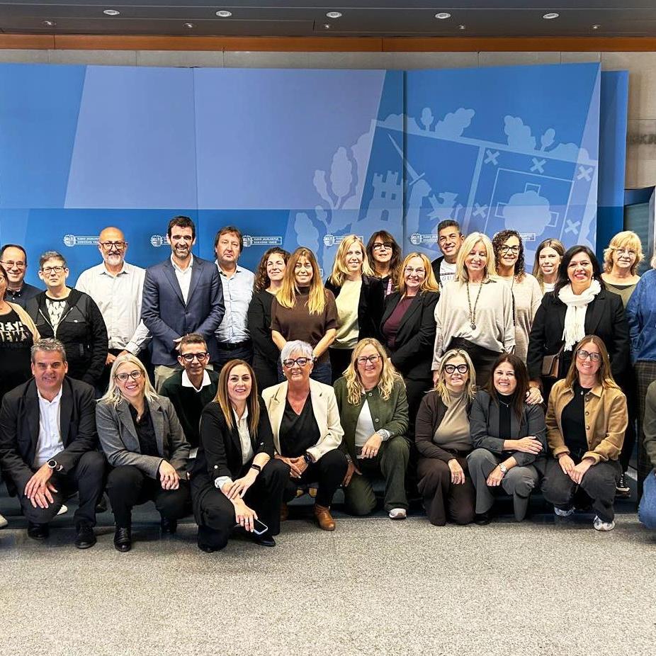 Foto de grup davant roll up de grans dimensions