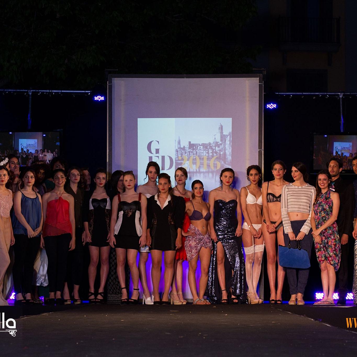 La vuitena edició de la desfilada Girona Fashion Day omple la plaça de la Independència