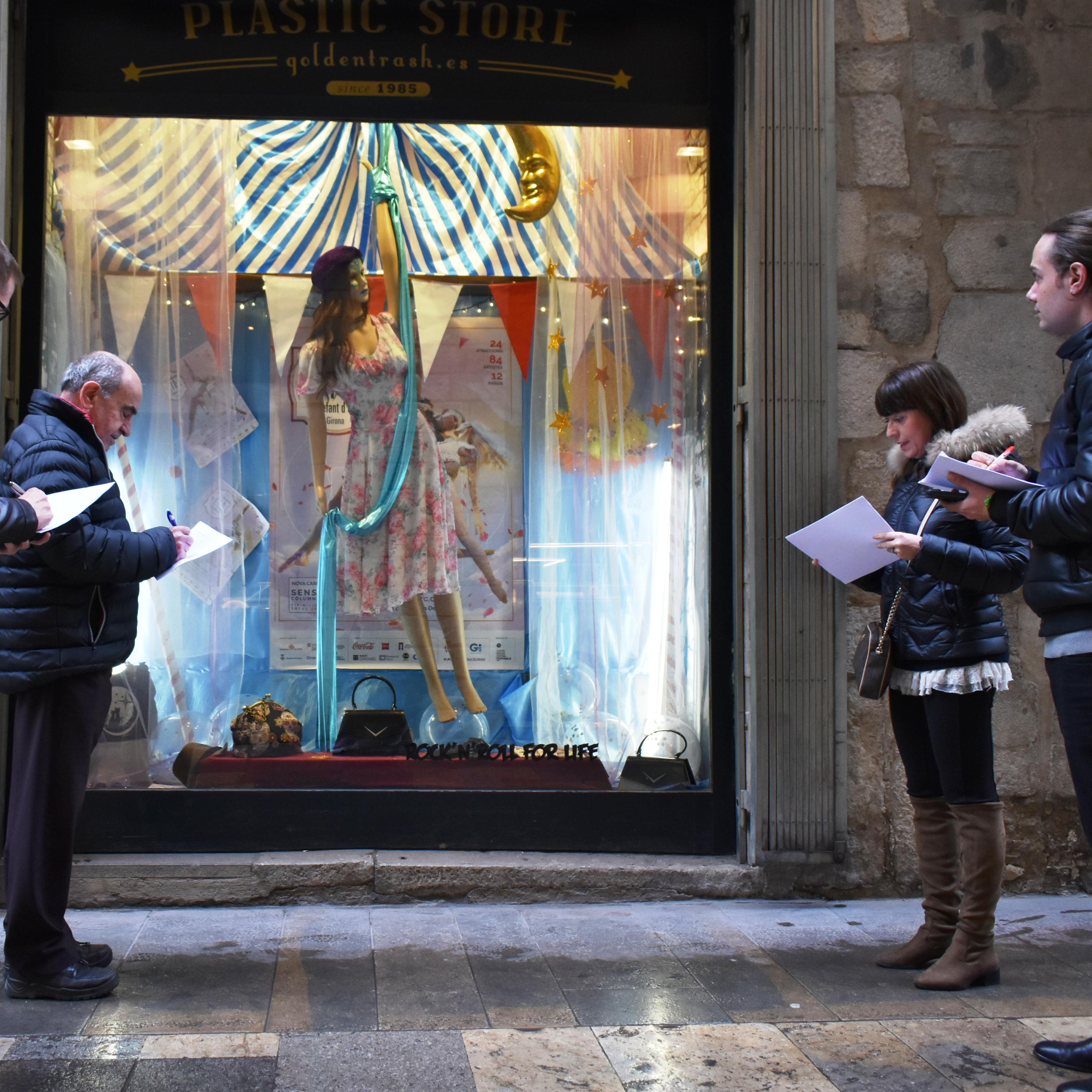 Ruta circense pels aparadors del comerç local de Girona