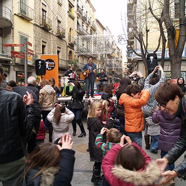 Mossos i la Policia Local es reuneixen amb l'associació i demanen als botiguers denunciar tots els furts "per petits que siguin"