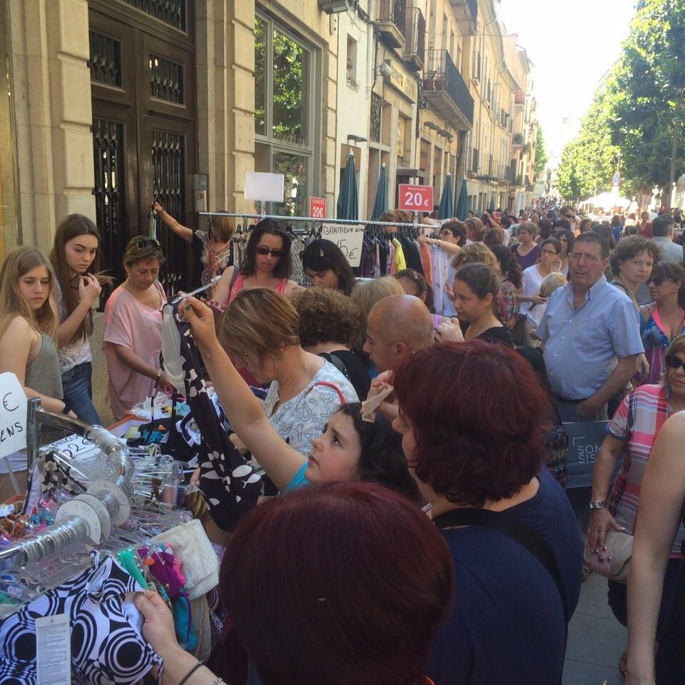 Afluència massiva de gent a l’última Botiga al Carrer de la primavera