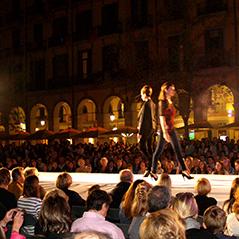 La desfilada de moda Girona Fashion Day emplena de gom a gom la plaça de la Independència