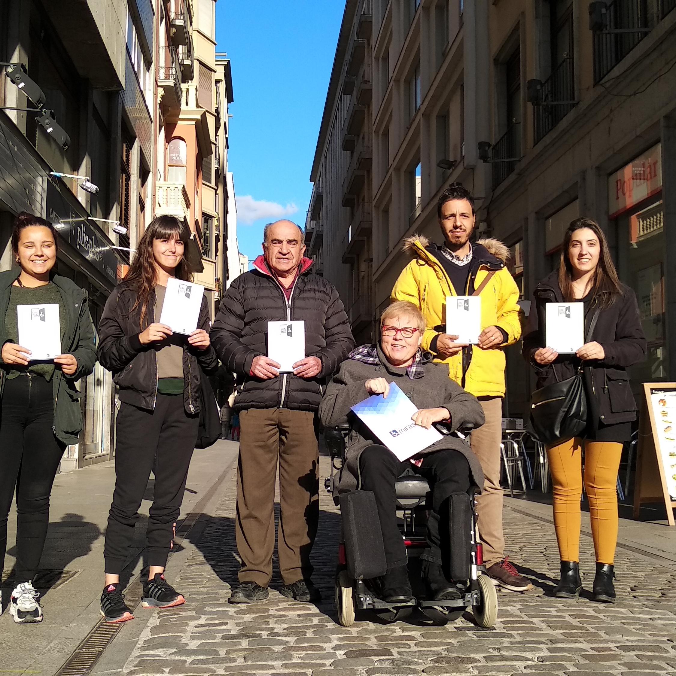 Campanya "No et quedis a fora" per fer accessibles els comerços del centre de Girona