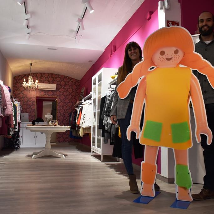 Figures Playmobil gegants als comerços  per atreure la clientela