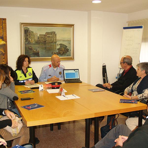 Mossos i la Policia Local es reuneixen amb l'associació i demanen als botiguers denunciar tots els furts "per petits que siguin"