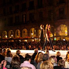La desfilada de moda Girona Fashion Day emplena de gom a gom la plaça de la Independència