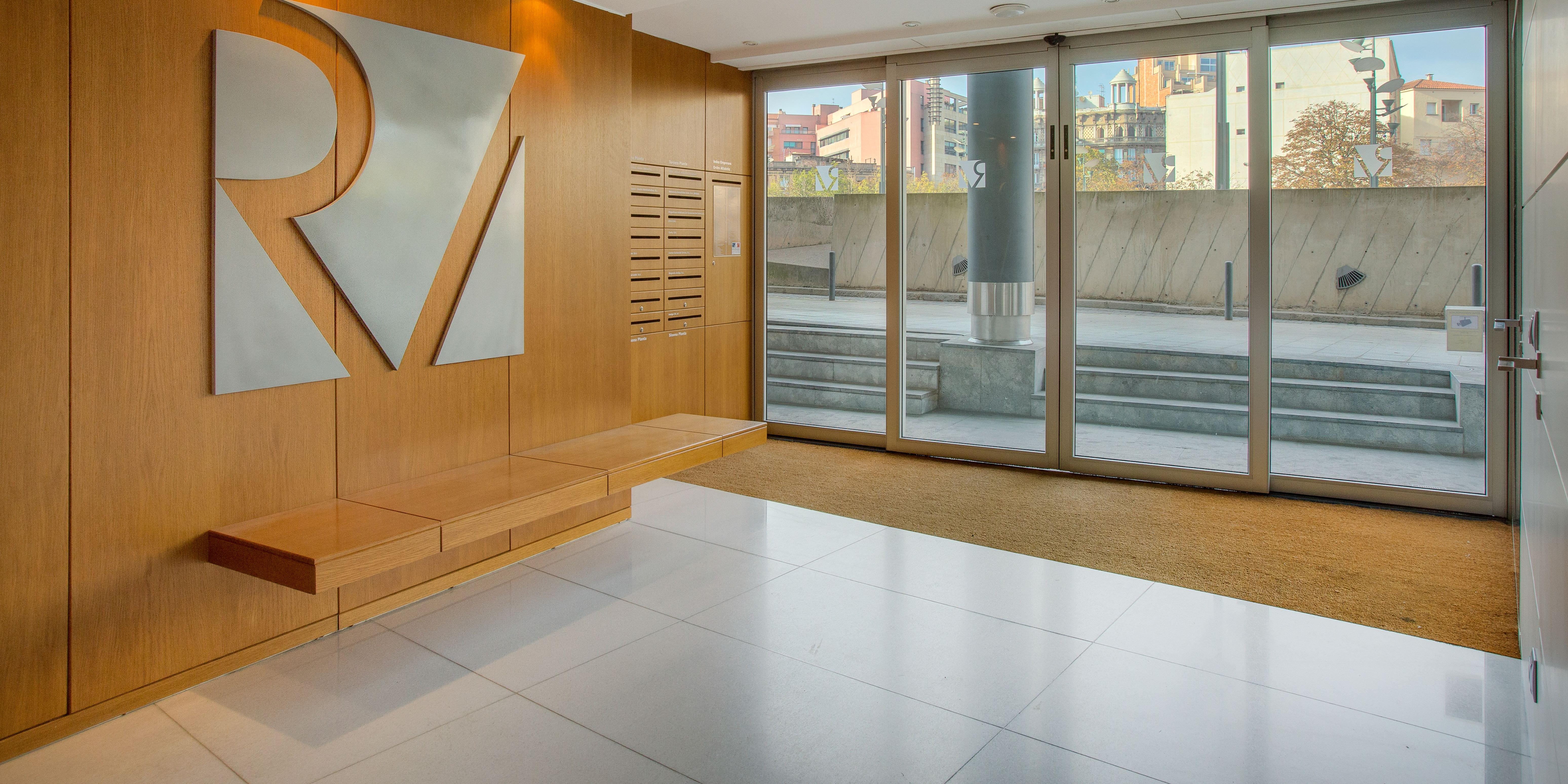Entrada edifici assessoria Ribas Alvarez professionals en els àmbits jurídics fiscal, laboral, econòmic i estructural