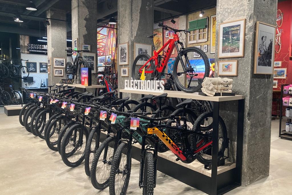 Filera de bicicletes dins la botiga