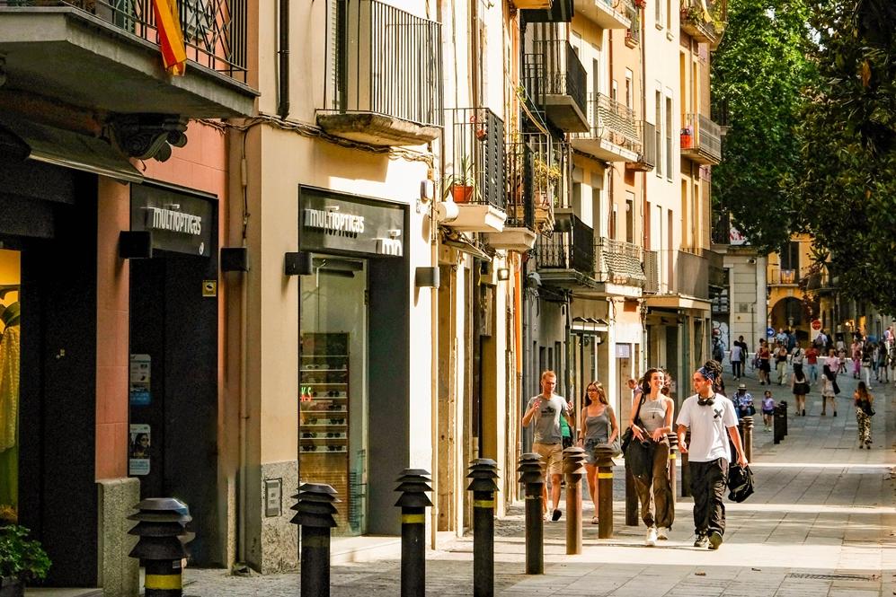El carrer Santa Clara de Girona amb ambient de rebaixes d'estiu