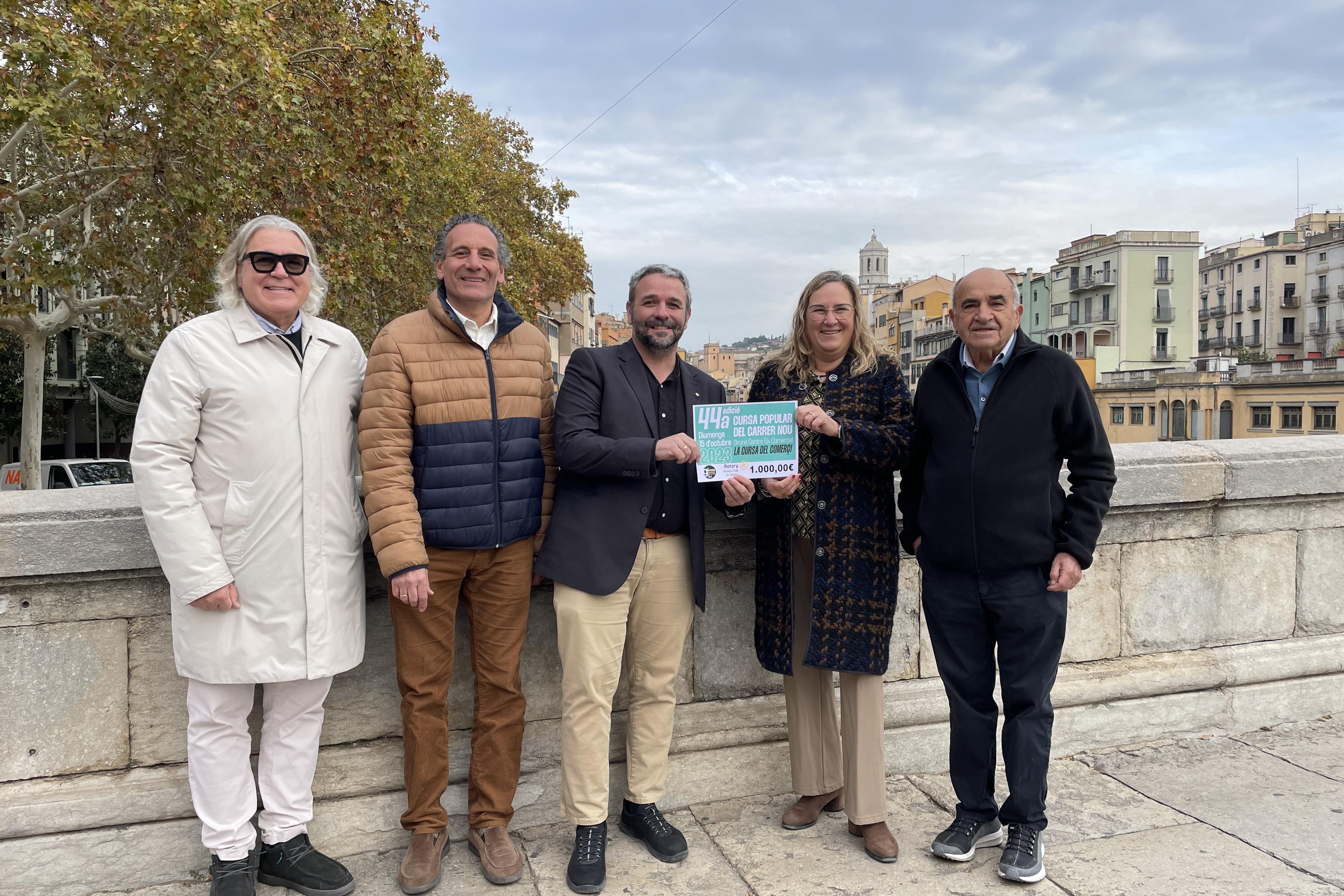 D’esquerra a dreta: Quim Gubau, Olivier Domanico, Toni Cruz (Rotary Club), Mercè Ramírez de Cartagena i Josep Maria Noguer, en l’acte d’entrega, al pont de Pedra de Girona. 