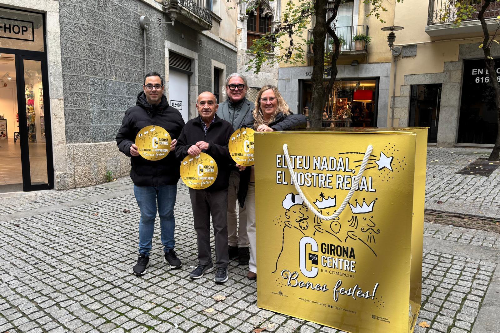 Representants de Girona Centre Eix Comercial mostren la imatge de campanya 