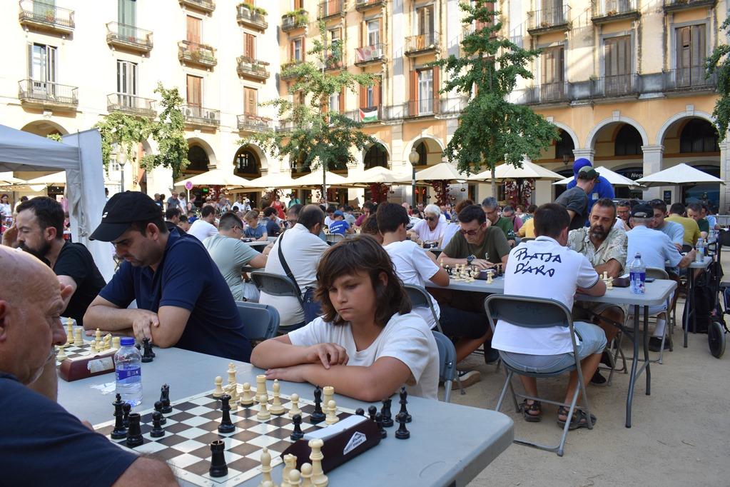 Gent jugant a escacs en una plaça