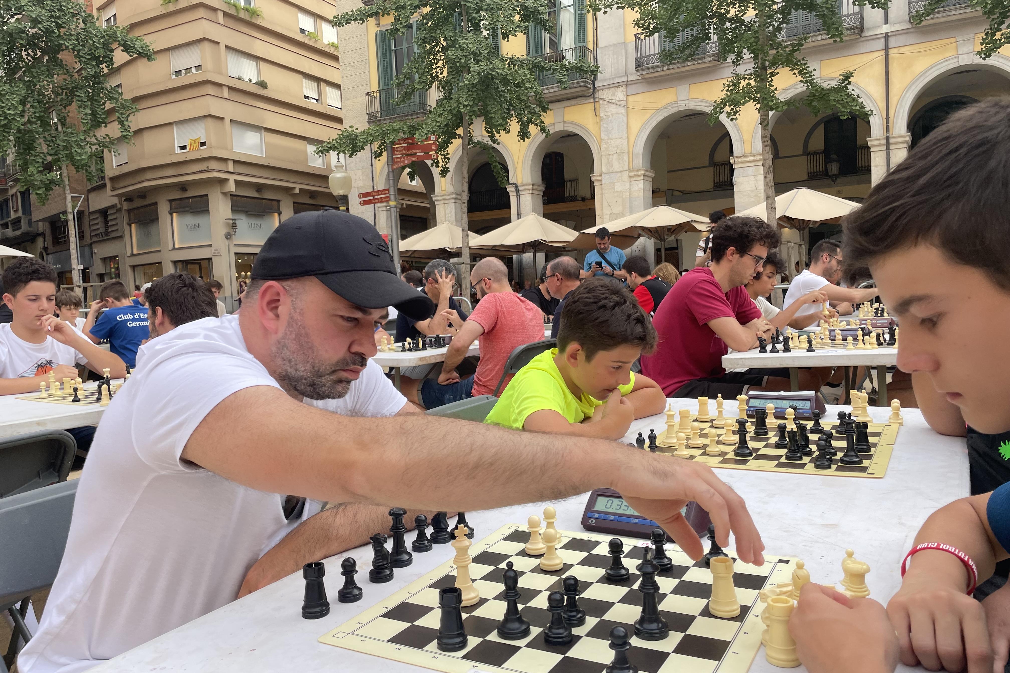 Taula de persones jugant a escacs