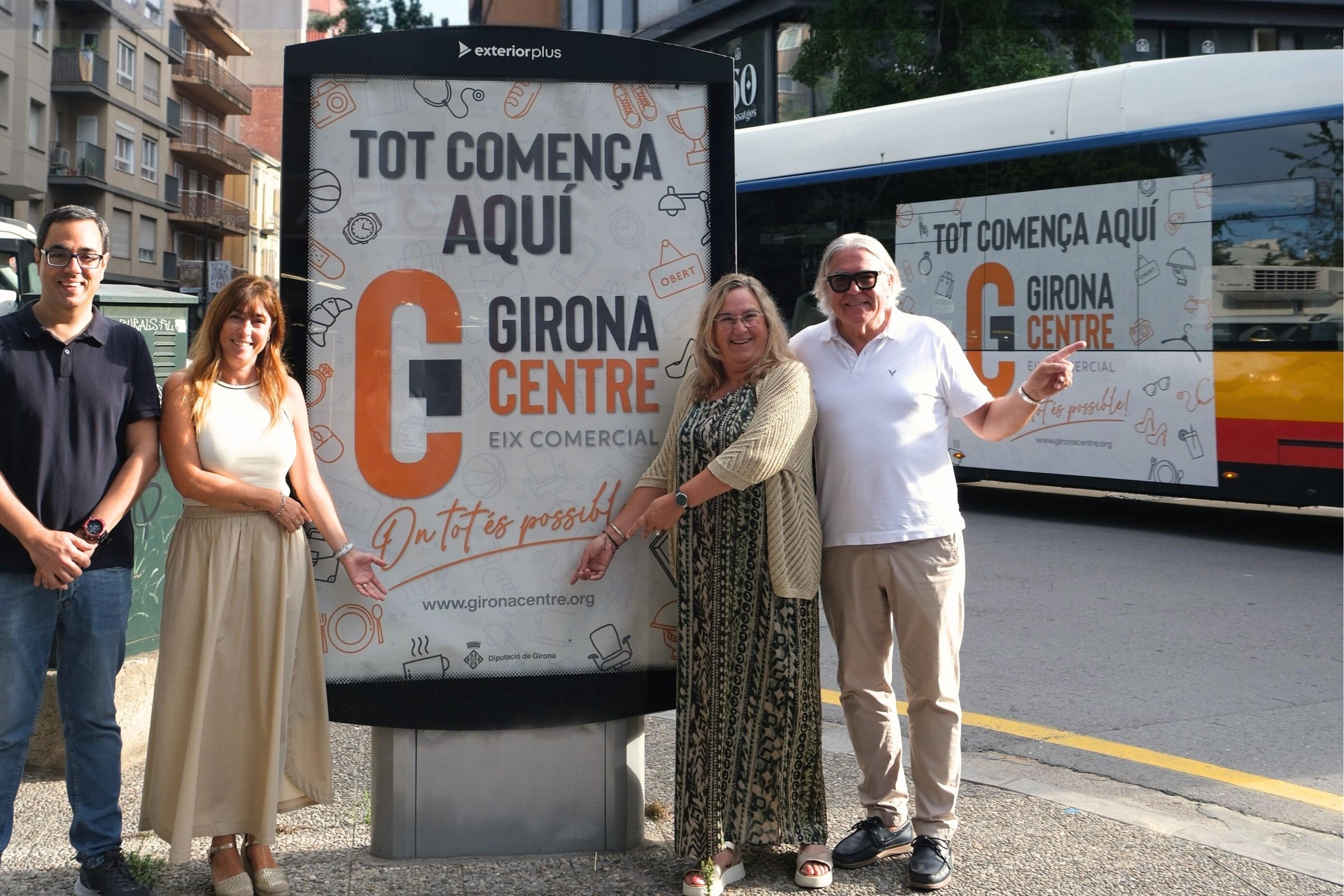 Membres de la junta de govern de Girona Centre Eix Comercial, amb la imatge de campanya acabada d’estrenar. 