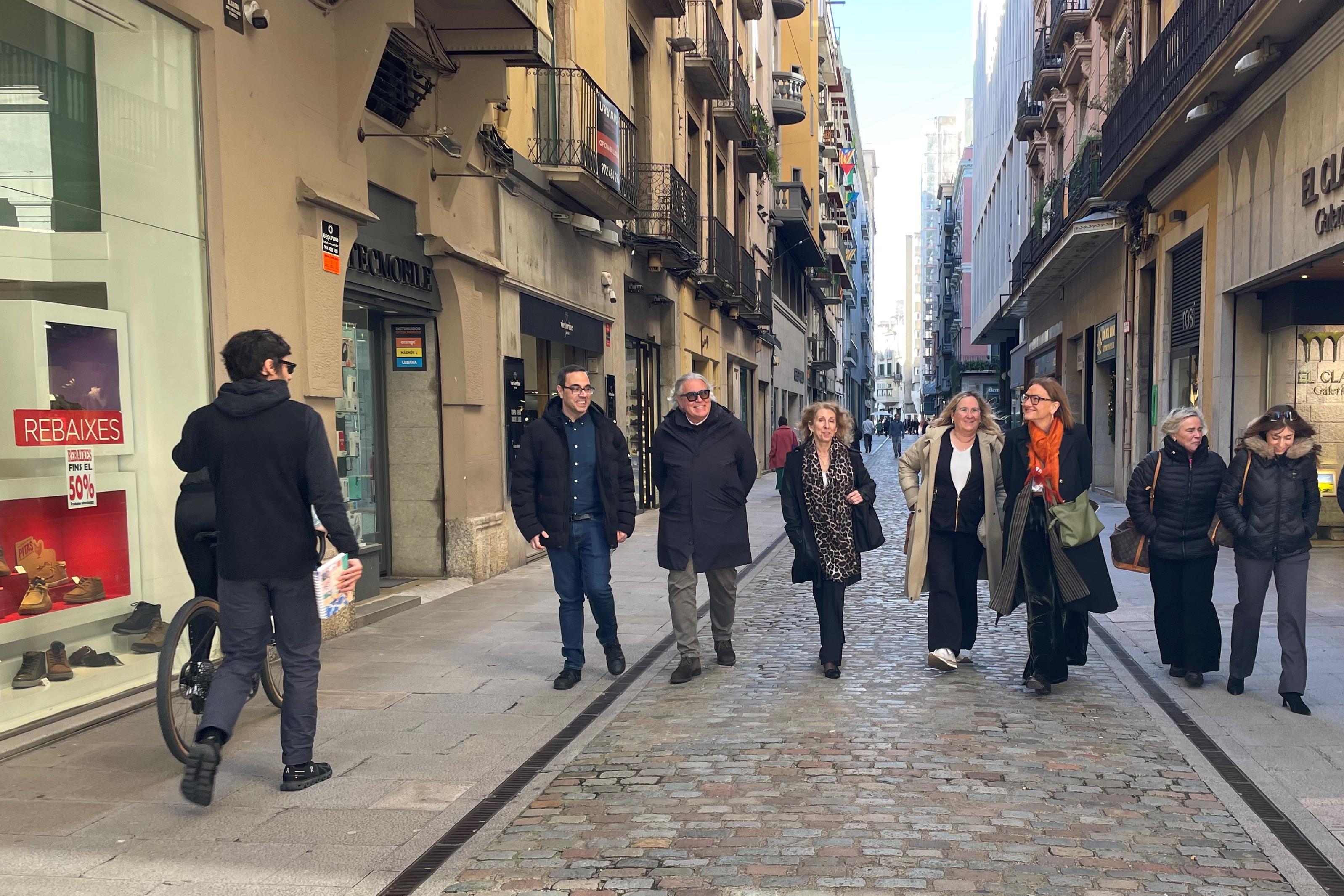 Visita de la junta amb la directora general de comerç, al carrer