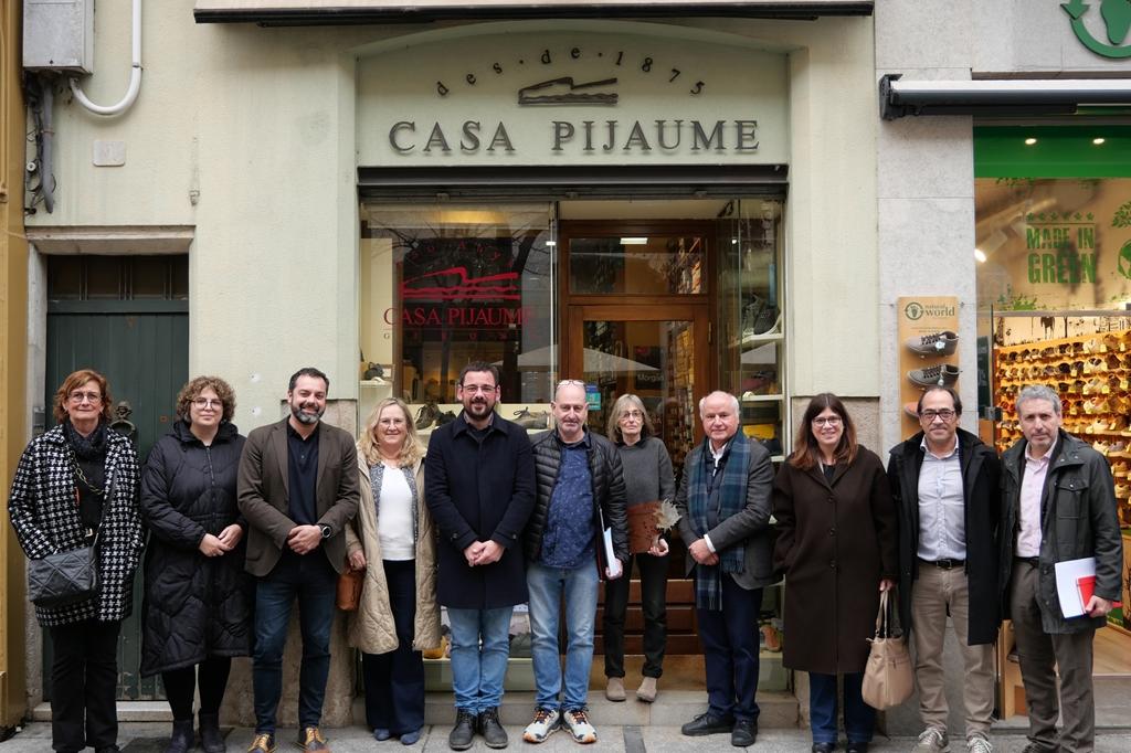 Homenatge a casa Pijuame davant la botiga