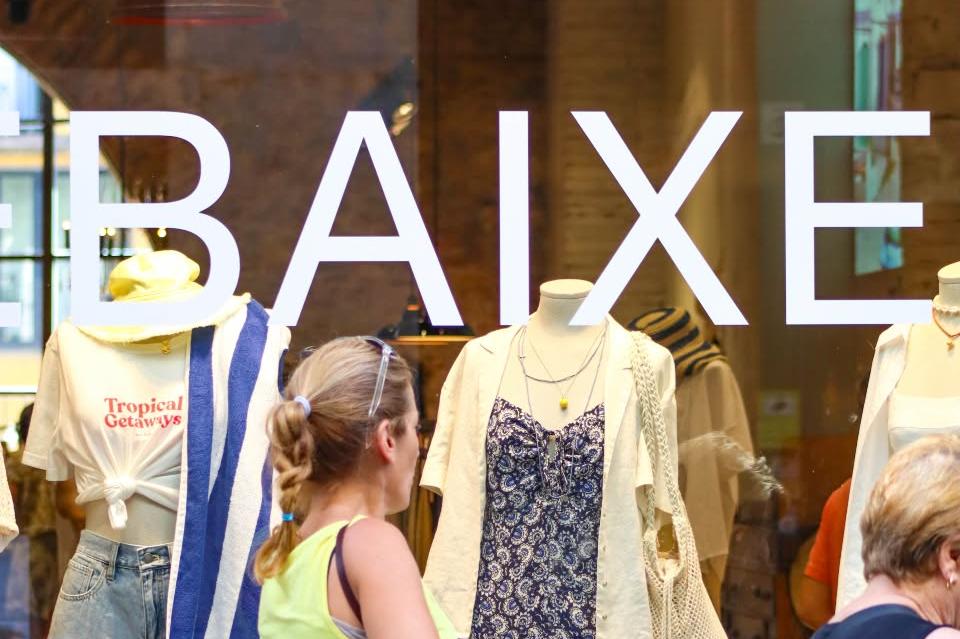 Aparador amb cartell de rebaixes