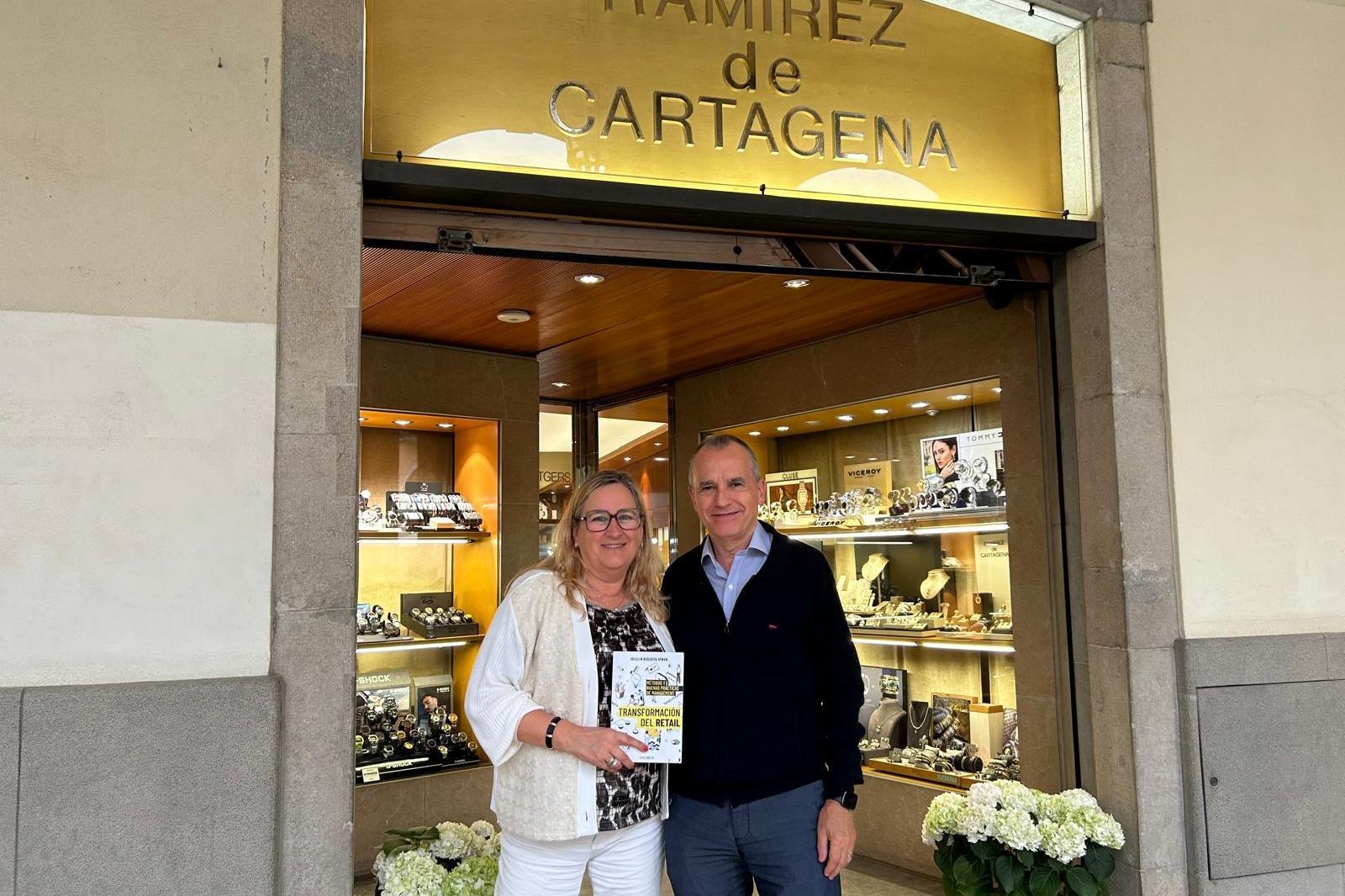 Joaquim Deulofeu amb Mercè Ramírez de Cartagena mostrant el seu llibre