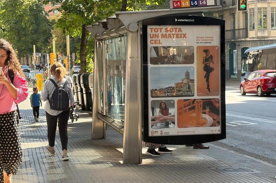 Marquesina amb la imatge de campanya al carrer Jaume I