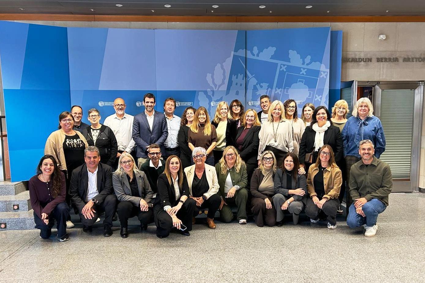 Foto de grup davant roll up de grans dimensions